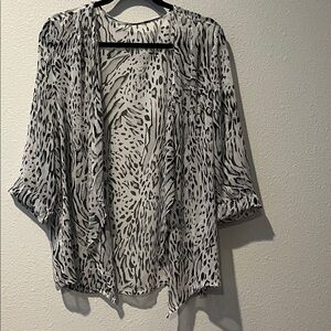 Chico's Animal Print open front Kimono topper.
Sz L